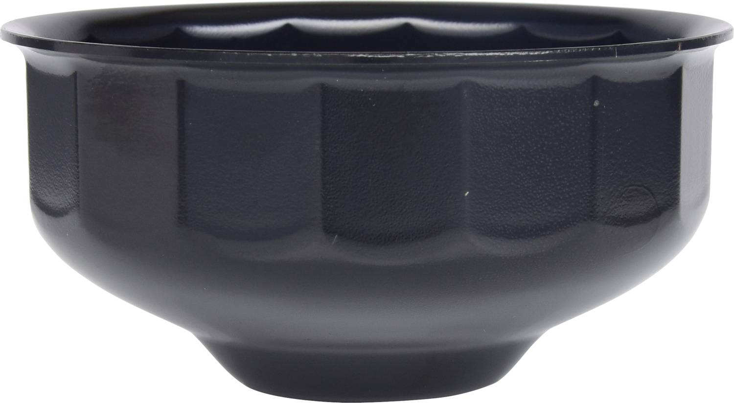 Eine schwarze Plastikschüssel mit geriffeltem Rand und einer runden Basis, geeignet für Küchenzwecke.