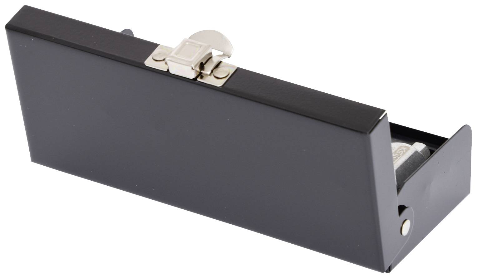 Auf dem Bild ist eine schwarze, rechteckige Metallbox mit einem silbernen Verschluss zu sehen. Die Box ist leicht geöffnet.