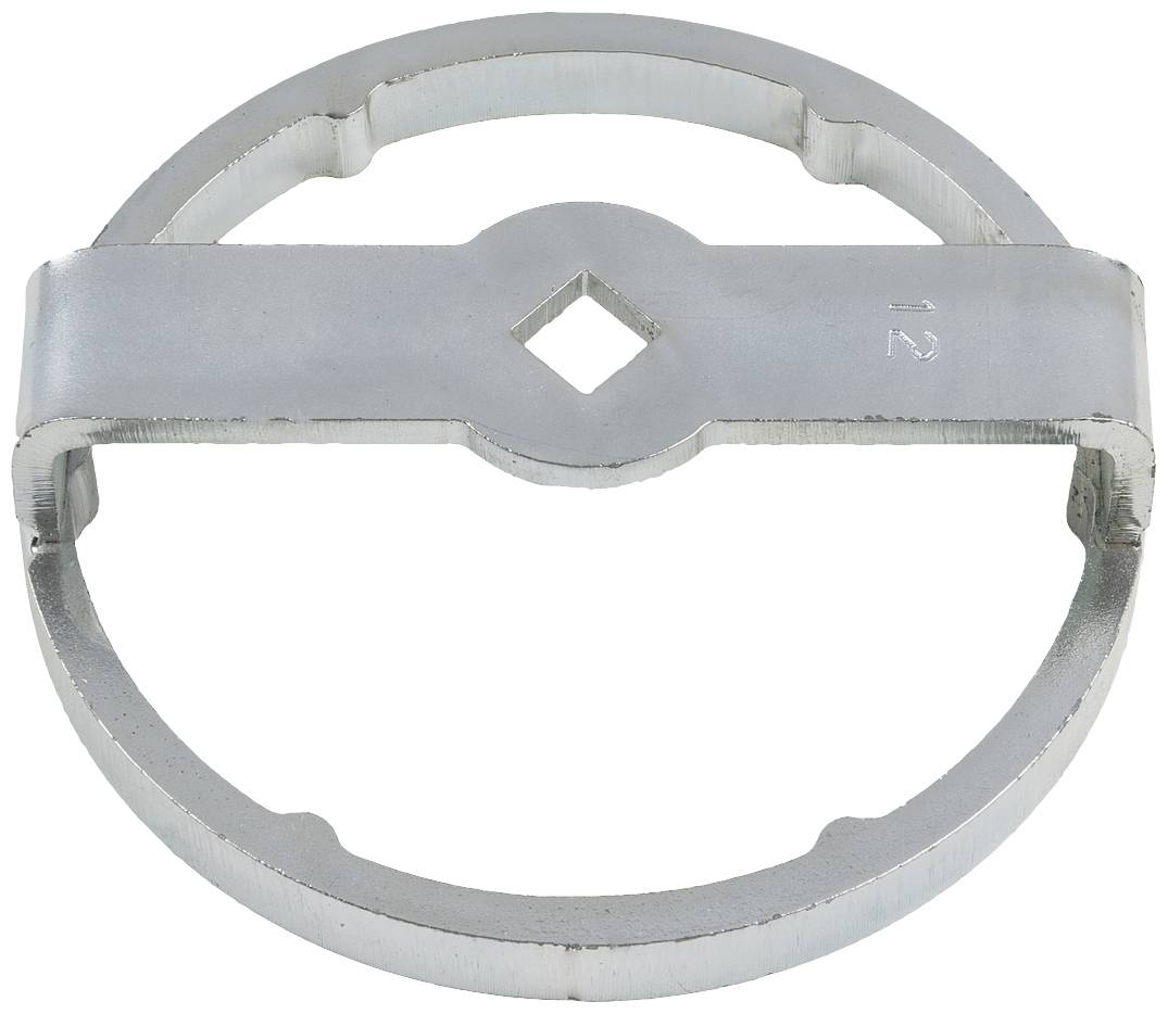 Ein silberfarbenes Metallteil in Form eines Kreises mit einem mittigen Querbalken und einem quadratischen Ausschnitt in der Mitte.