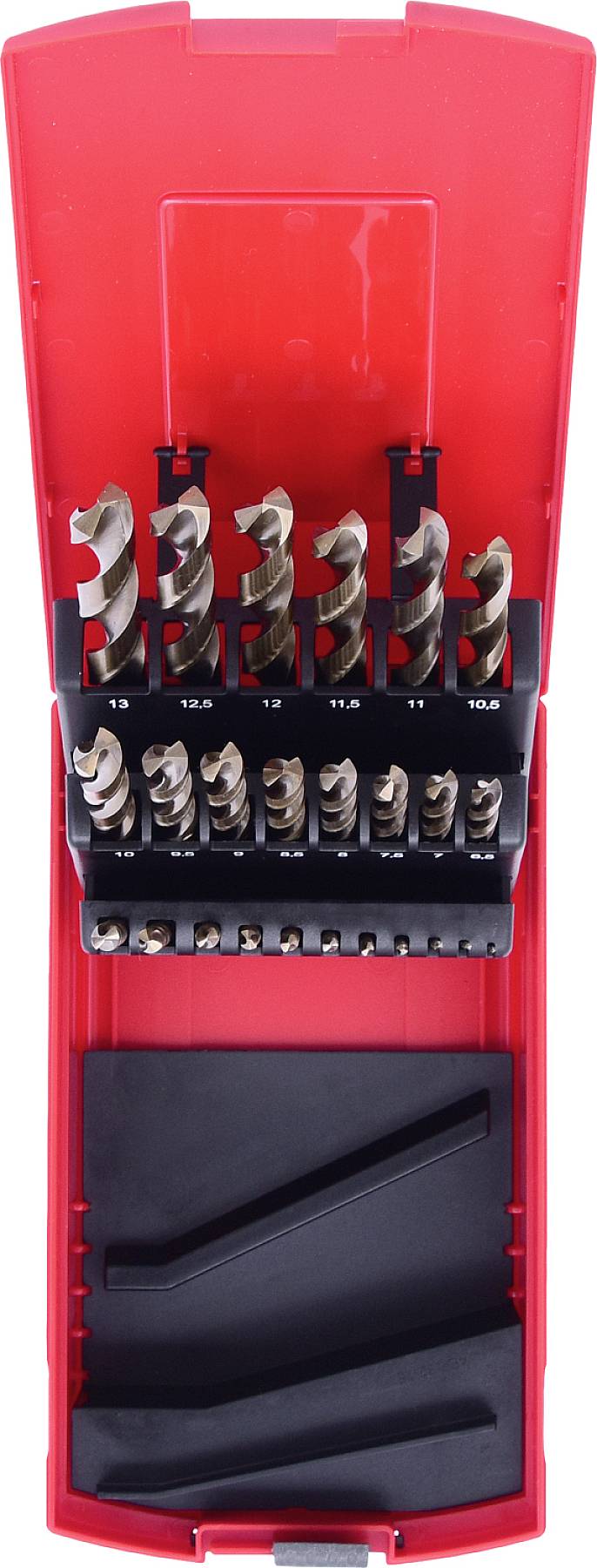 Ein offener roter Koffer mit mehreren Spiralbohrern verschiedener Größen, ordentlich in Reihen angeordnet. Utensil zur Metall-, Holz- und Kunststoffbearbeitung.