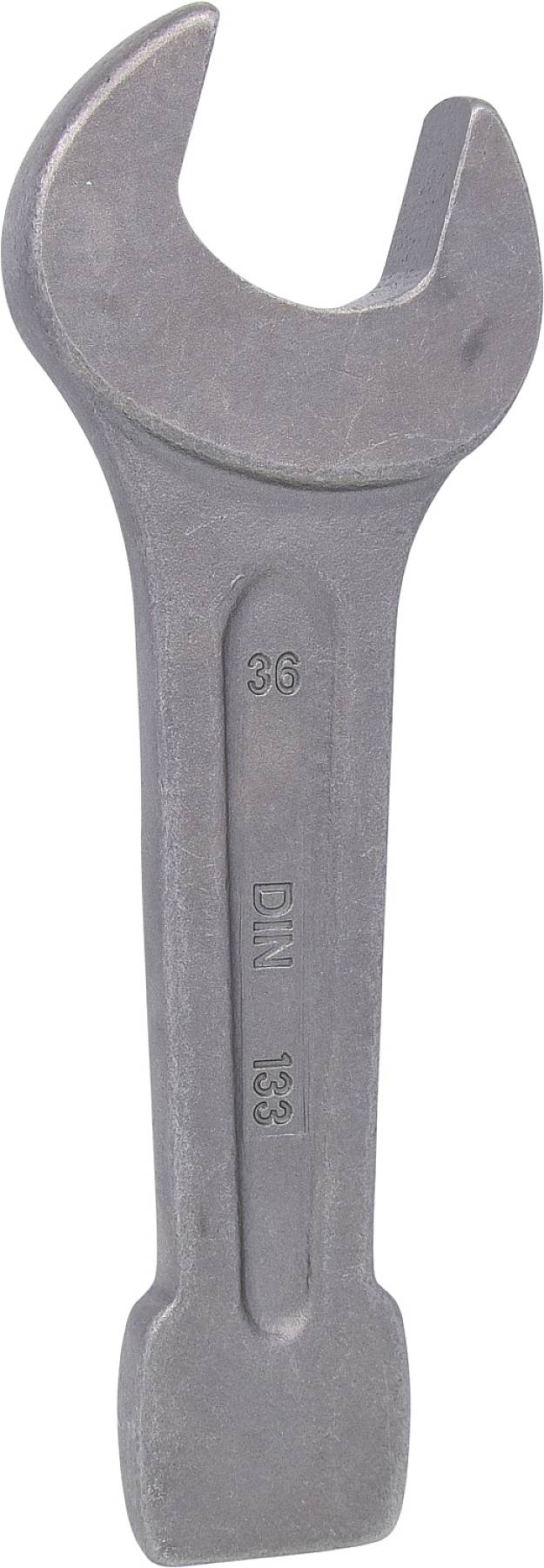 Ein schwerer, metallischer Maulschlüssel mit geöffneter Maulöffnung. Auf dem Griff sind Zahlen und ein Normcode eingestanzt.