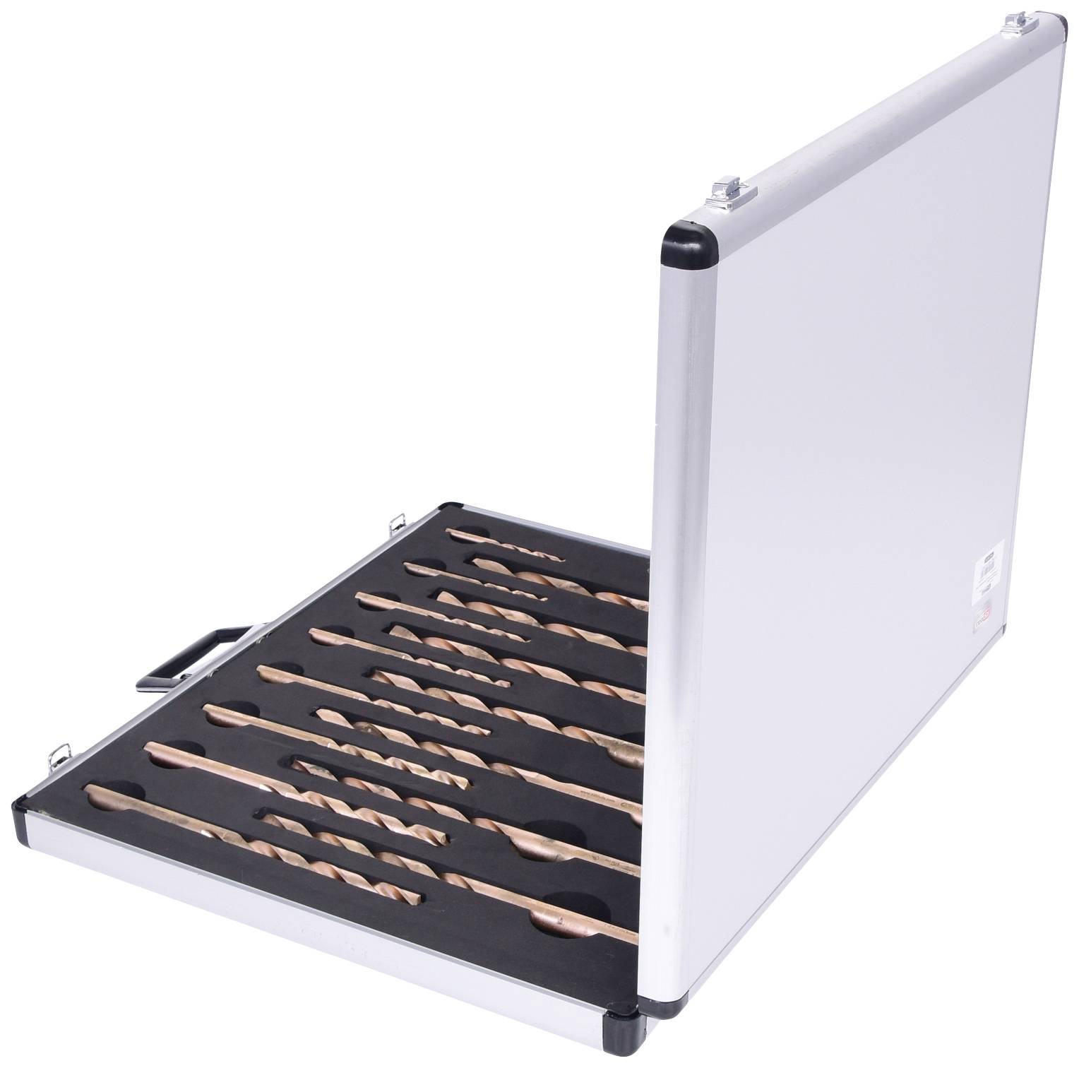 Ein offener Koffer mit übereinander angeordneten, verschieden großen Bohrern auf schwarzem Schaumstoff.