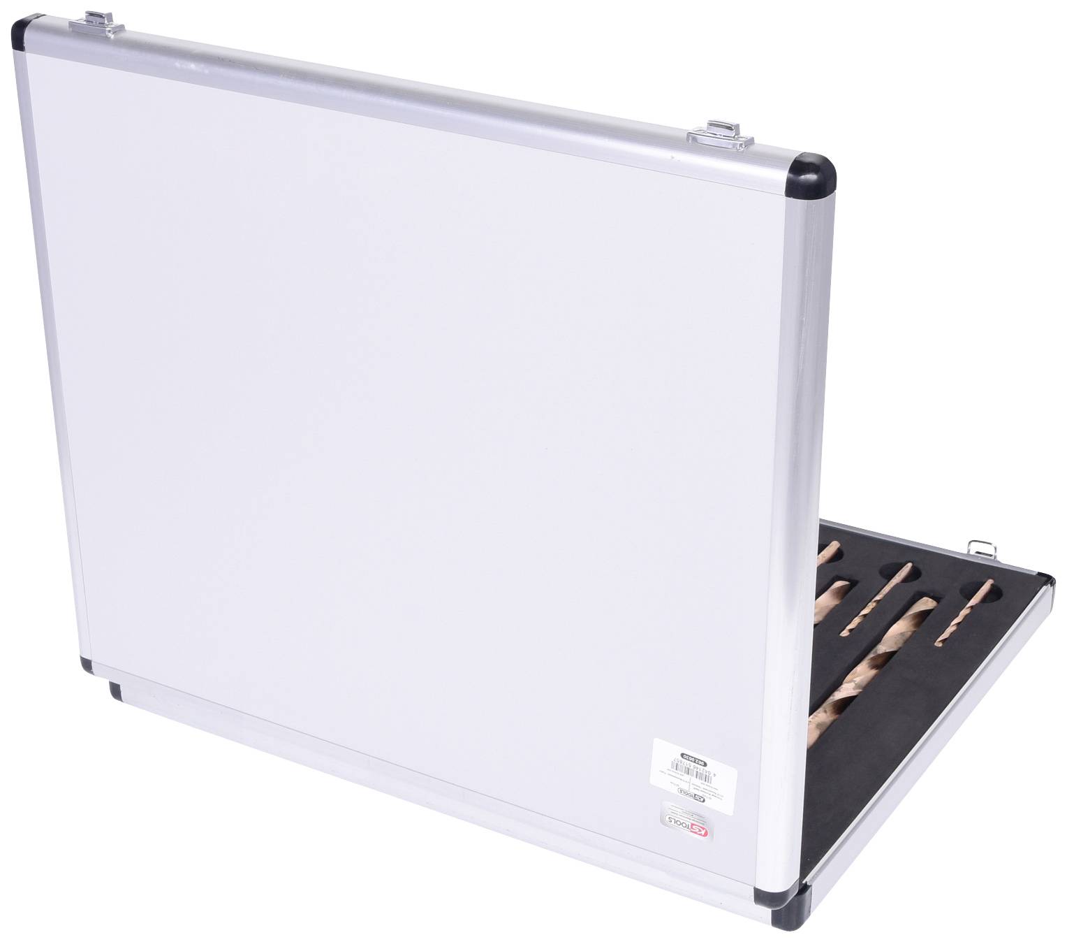 Ein Metallkoffer, leicht geöffnet, mit mehreren Schneidwerkzeugen im Inneren.