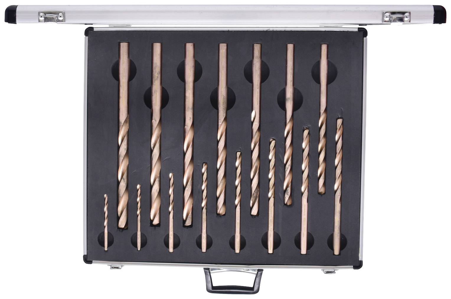 Ein geöffneter Metallkoffer mit unterschiedlich großen Bohrern, ordentlich in einer Schaumgummieinlage angeordnet.