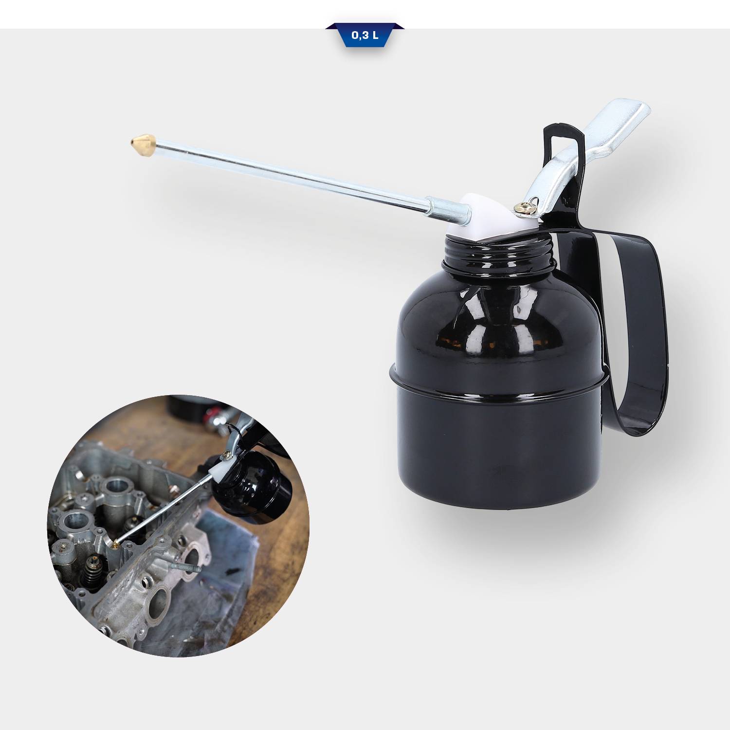 Schwarze Ölspritzkanne mit langer Düse, zeigt Anwendung bei der Schmierung eines Metallmotors.
