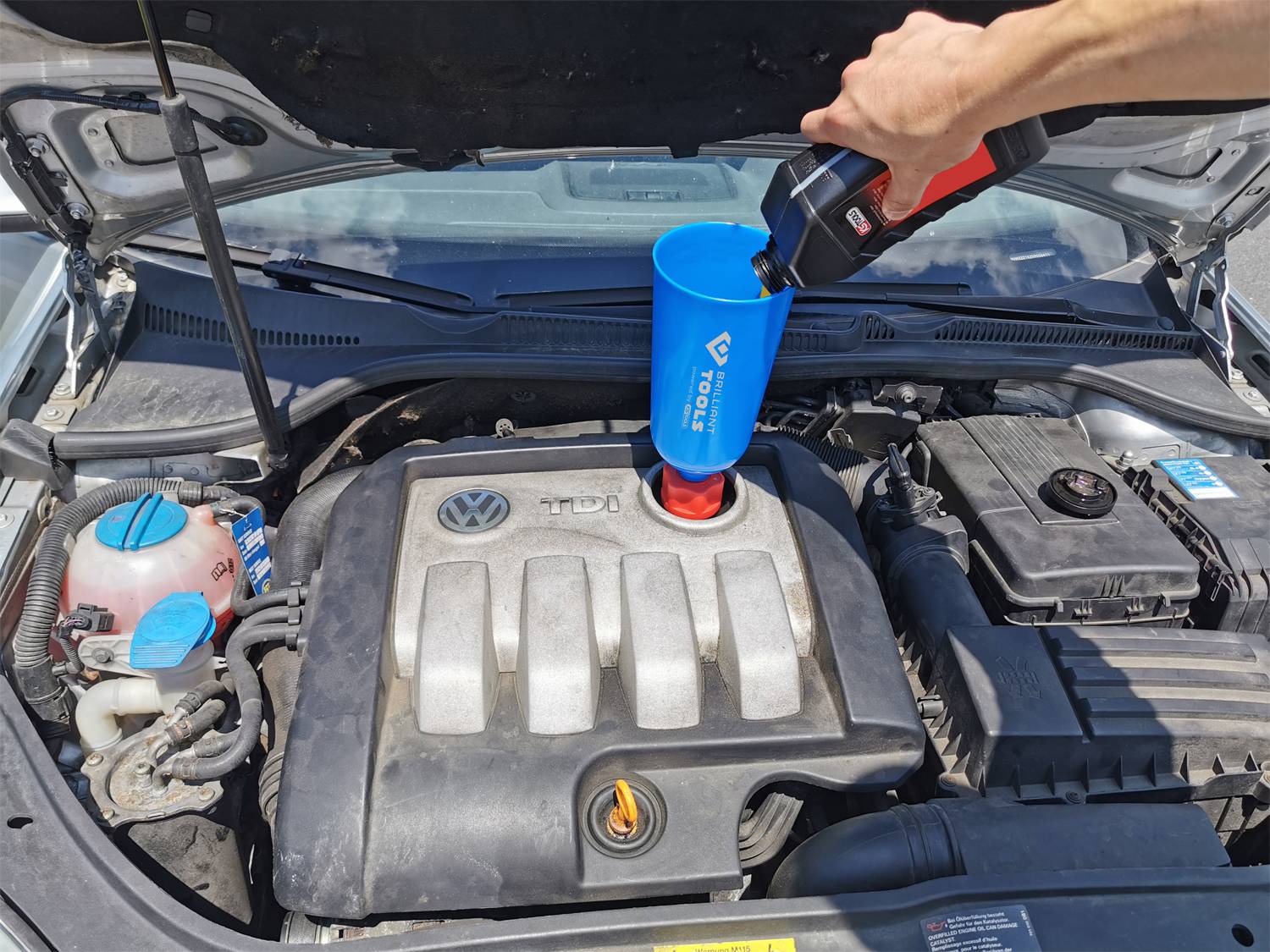 Brilliant Tools BT711130 Öleinfülltrichter mit Adapter für VAG, 2-tlg
