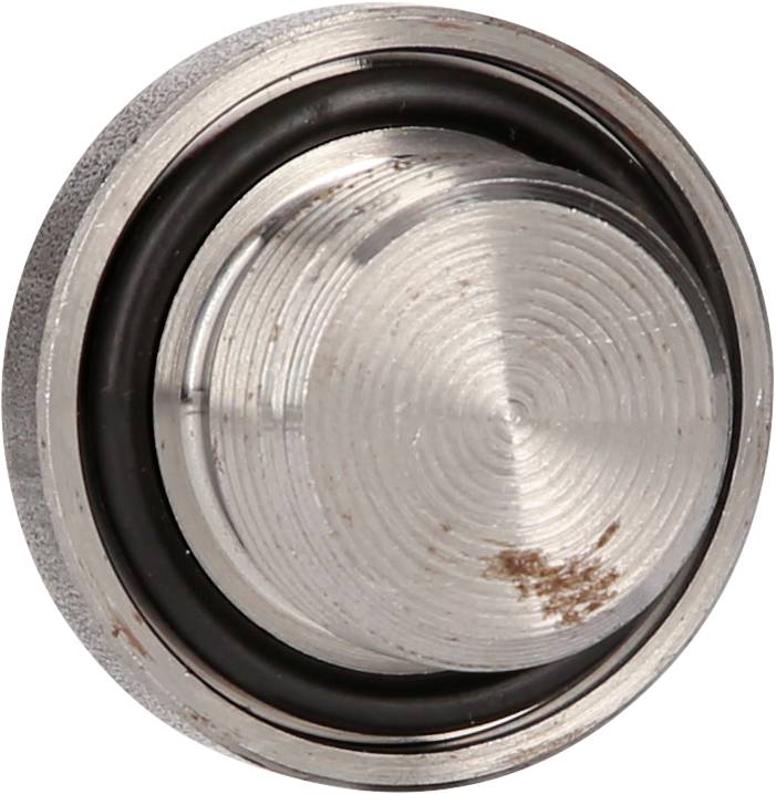Runder Metallknopf mit konzentrischen Kreisen und leichter Abnutzung, umgeben von einem schwarzen Ring. Eignet sich als Druckknopf.