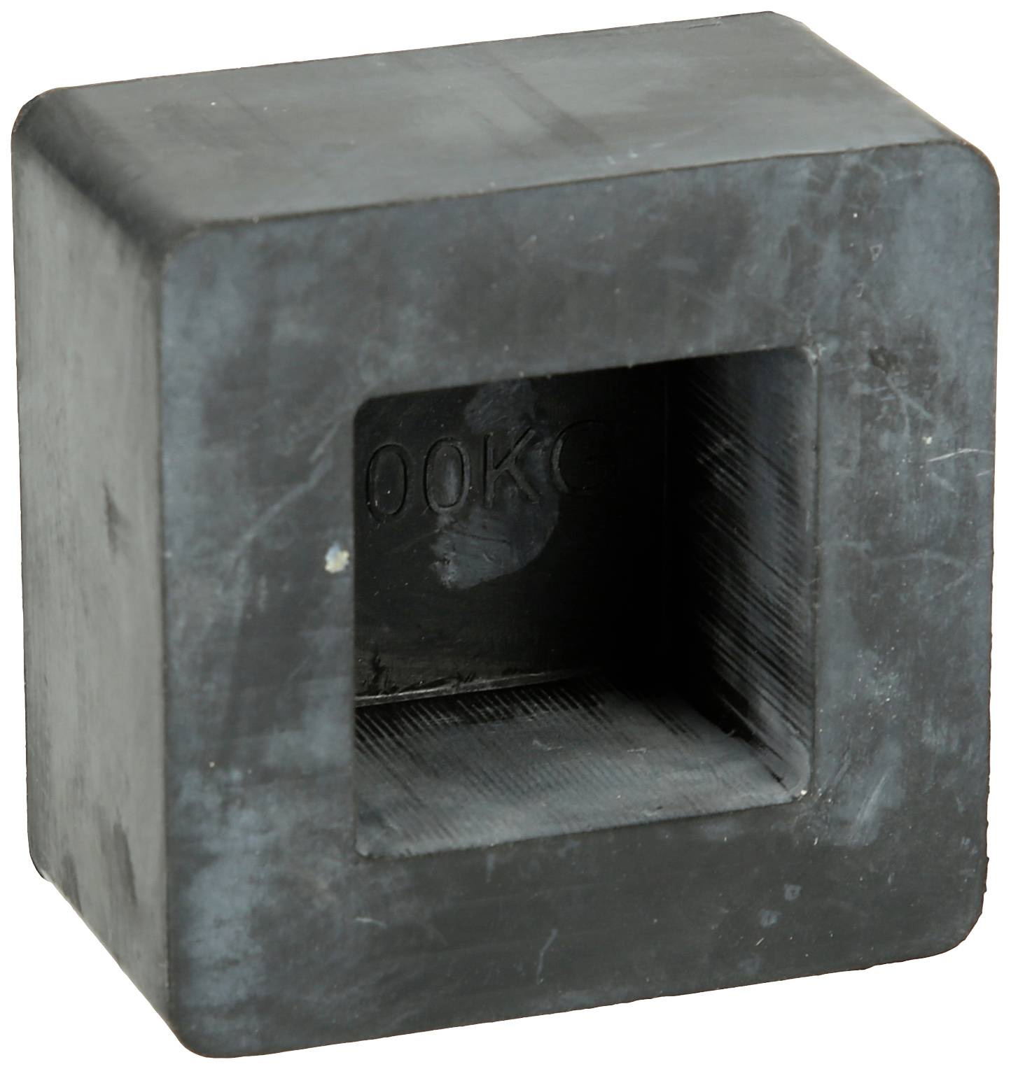 Ein quadratischer Block mit einer rechteckigen Aussparung in der Mitte, vermutlich ein Teil eines Werkzeugs oder Geräts.