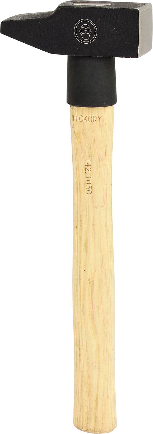 Ein Schmiedehammer mit einem Metallkopf und einem hölzernen Griff aus Hickory-Holz, geeignet für Metallbearbeitung.