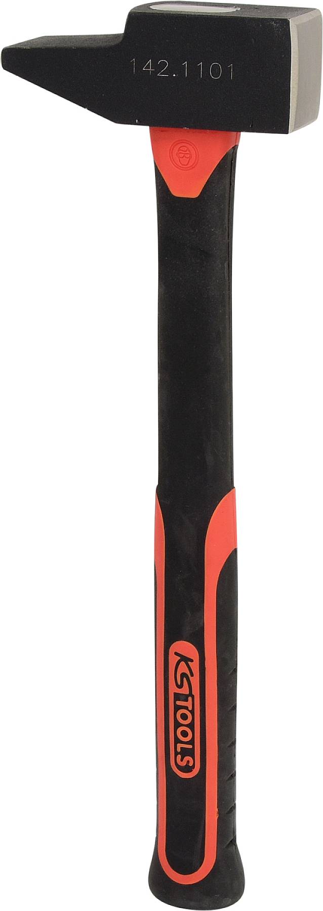 Ein Hammer mit rotem und schwarzem Griff und einer Metallkopfoberseite, auf der Zahlen eingeprägt sind. Markenname auf dem Griff.