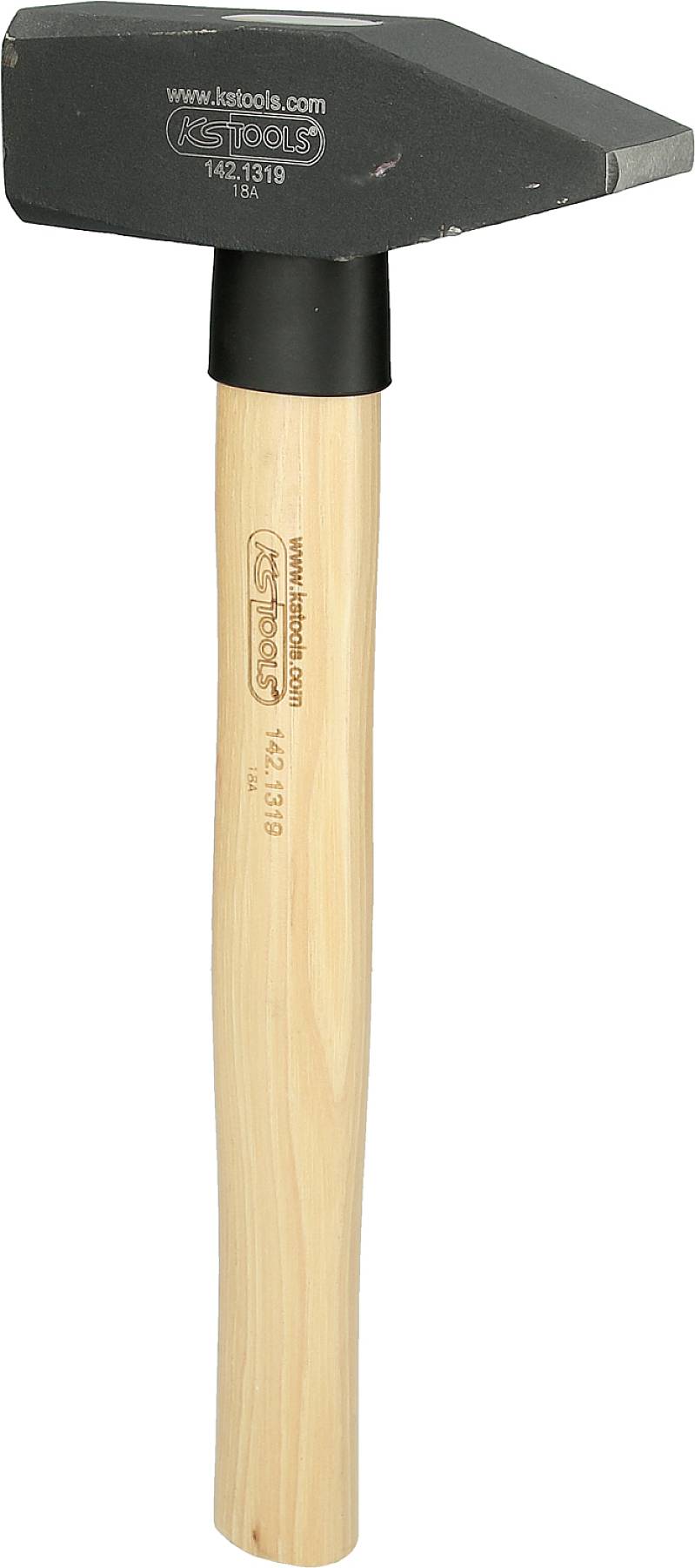 Ein Hammer mit Holzgriff und schwarzem Metallkopf. Der Hammerkopf hat die Aufschrift 'KS Tools'.