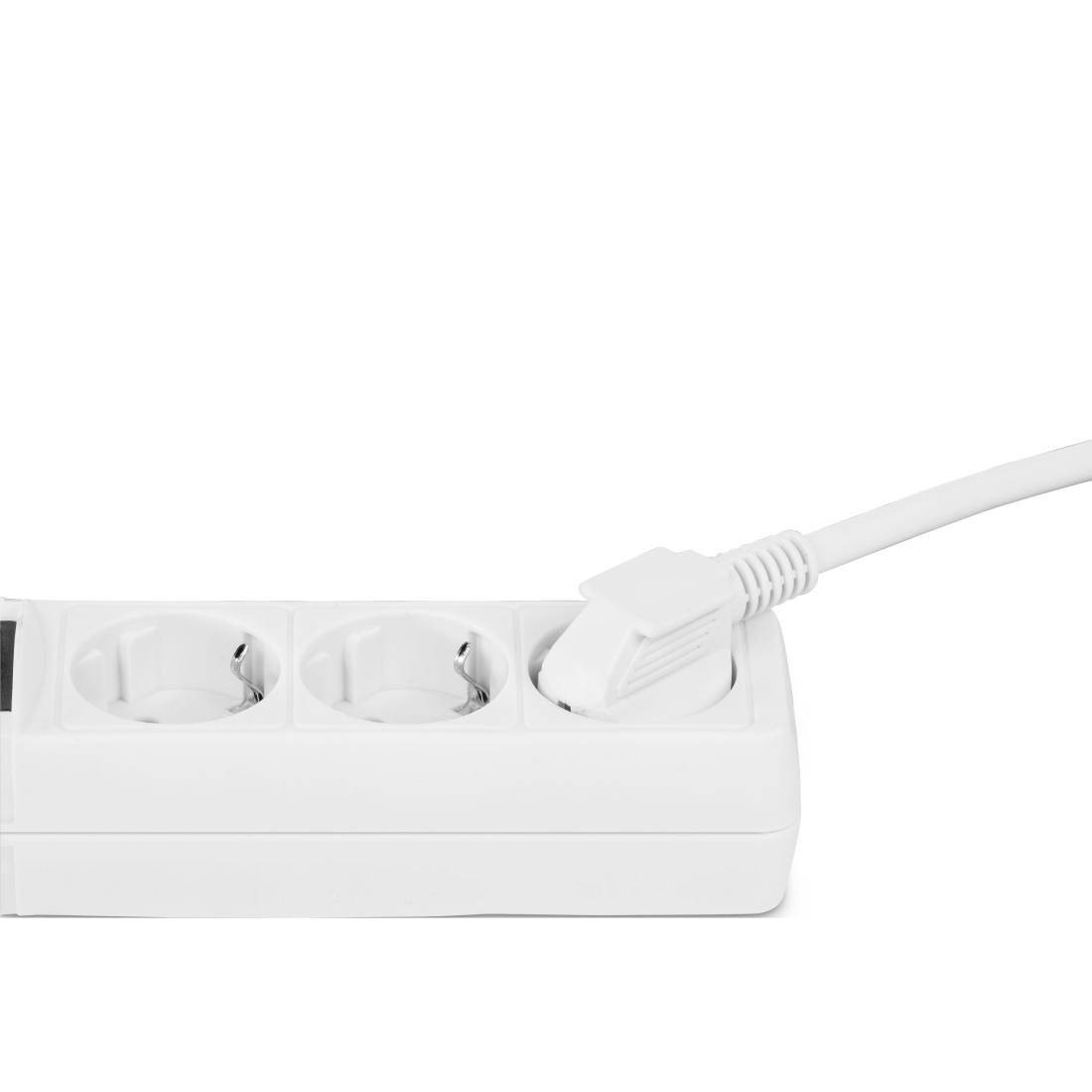 Eine weiße, dreifache Steckdosenleiste mit einem eingesteckten weißen Stecker in der ersten Steckdose.