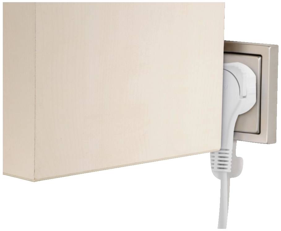 Ein weißes Kabel ist an eine Steckdose in einer Wand angeschlossen, teilweise verdeckt von einem Möbelstück oder Panel.