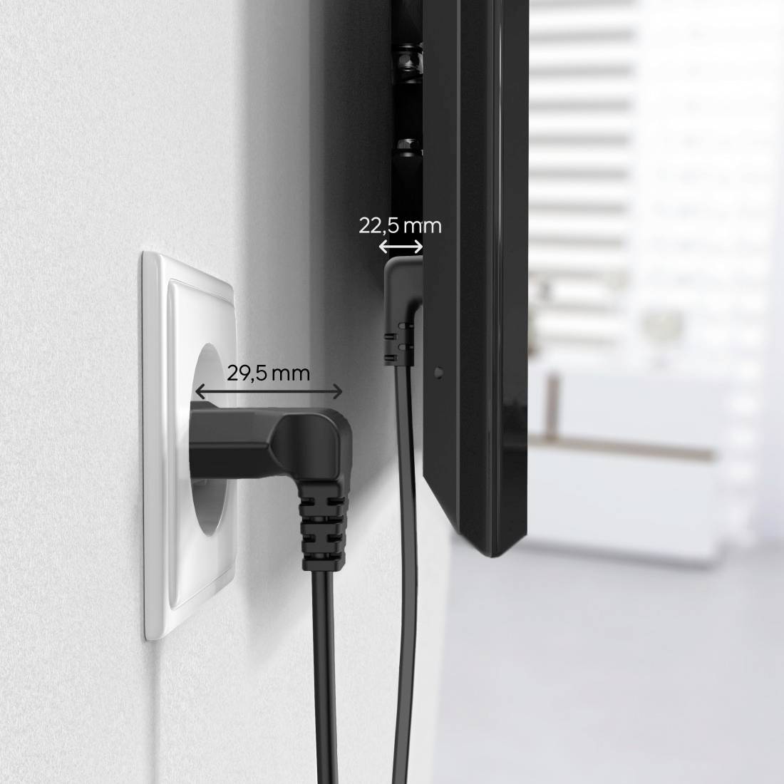Ein Fernseher mit einer nahen Ansicht eines Netzsteckers, das 29,5 mm von der Wand entfernt ist. Der Stecker des Fernsehers ist 22,5 mm tief.