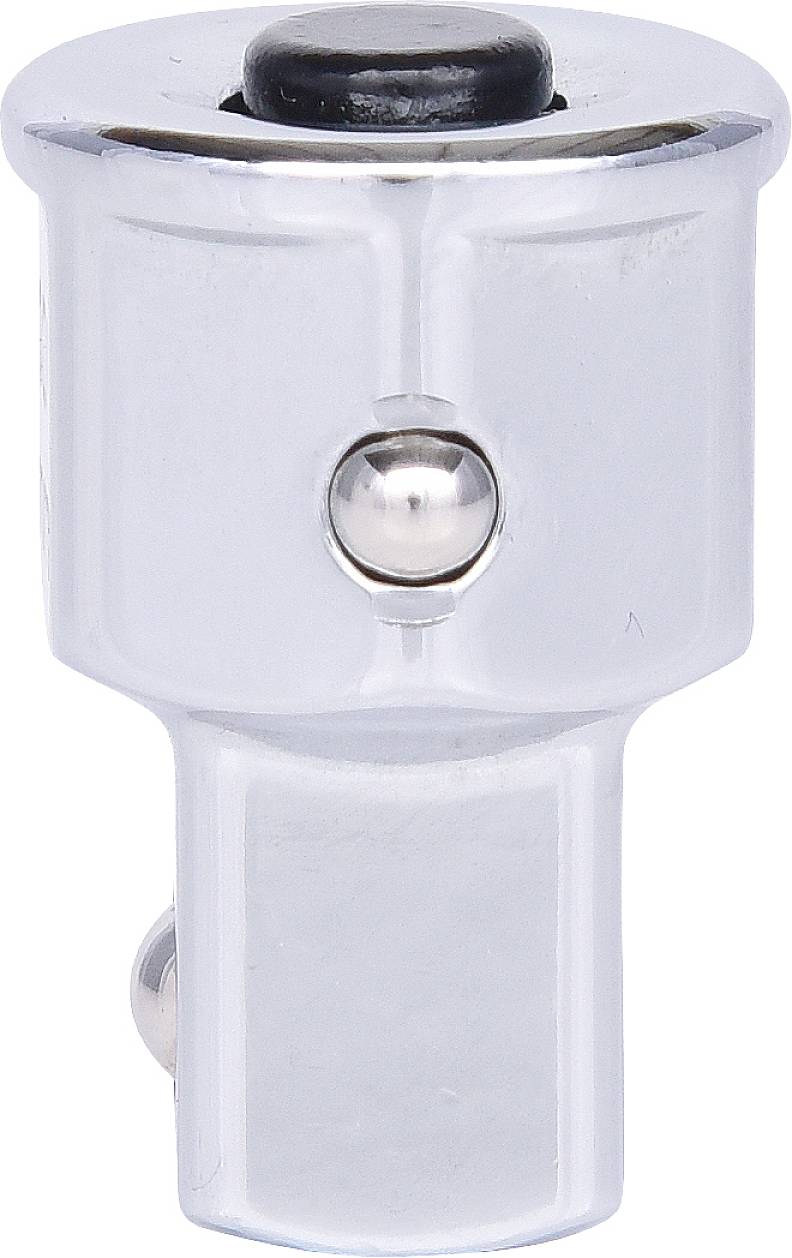 Ein silbernes Metallwerkzeug mit einem quadratischen Anschluss und einem Druckknopf, möglicherweise ein Stecknussadapter.