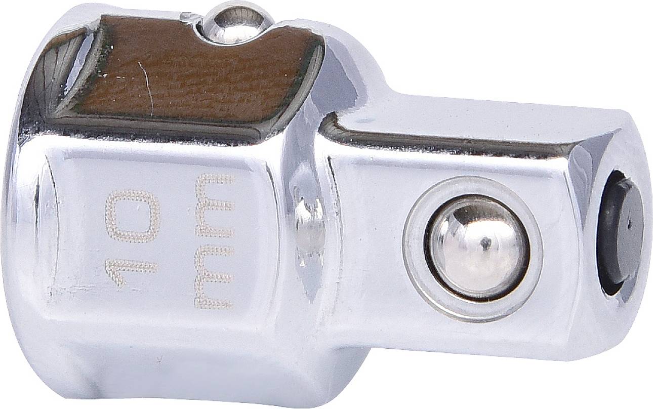 Ein verchromter Adapter oder Reduzierstück von 10 mm, glänzend, mit glatter Oberfläche und Kugellager, verwendet für Werkzeugverbindungen.