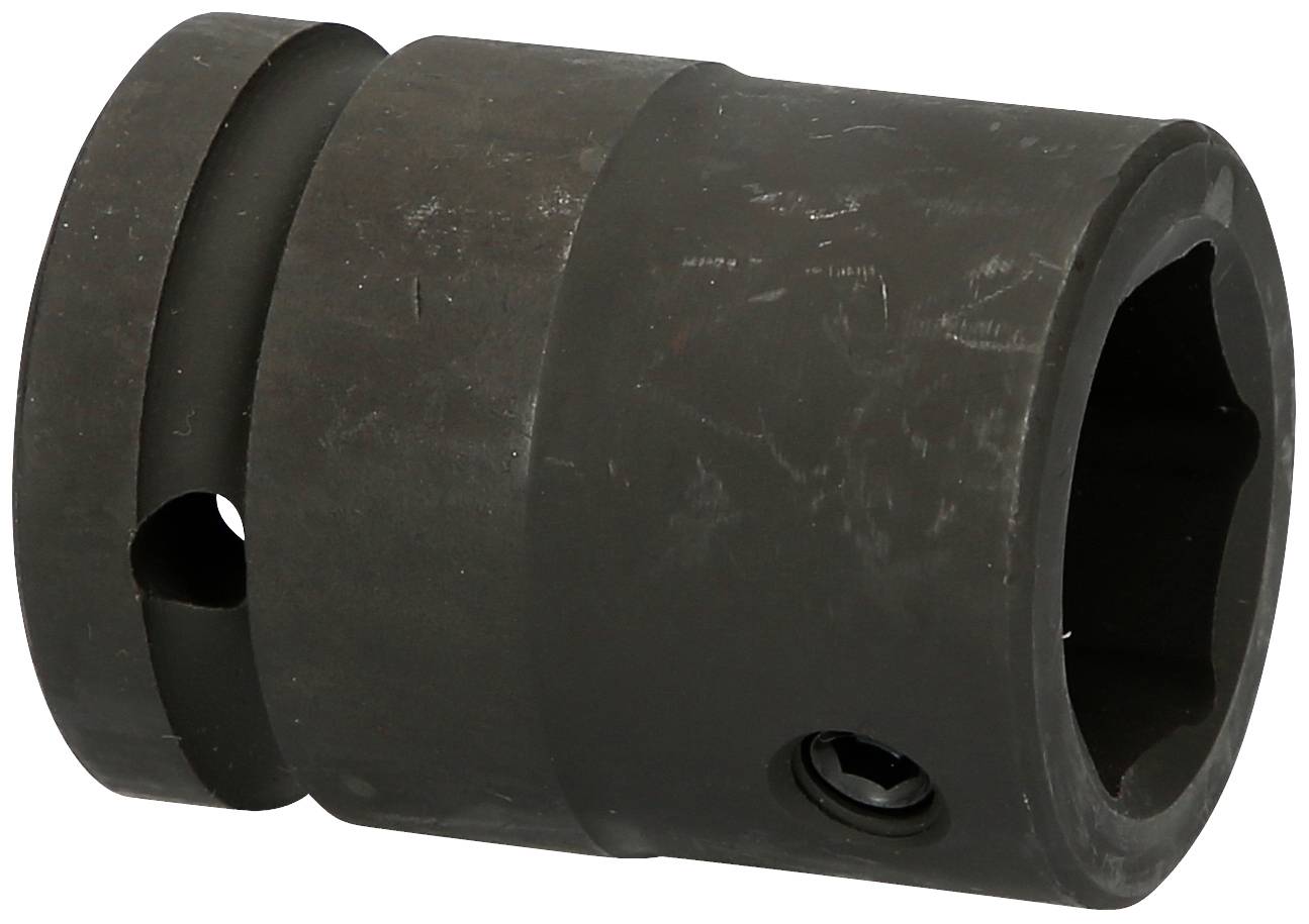 Eine schwarze Stecknuss aus Metall, zylindrisch geformt, verwendet für mechanische Arbeiten, auf weißem Hintergrund.