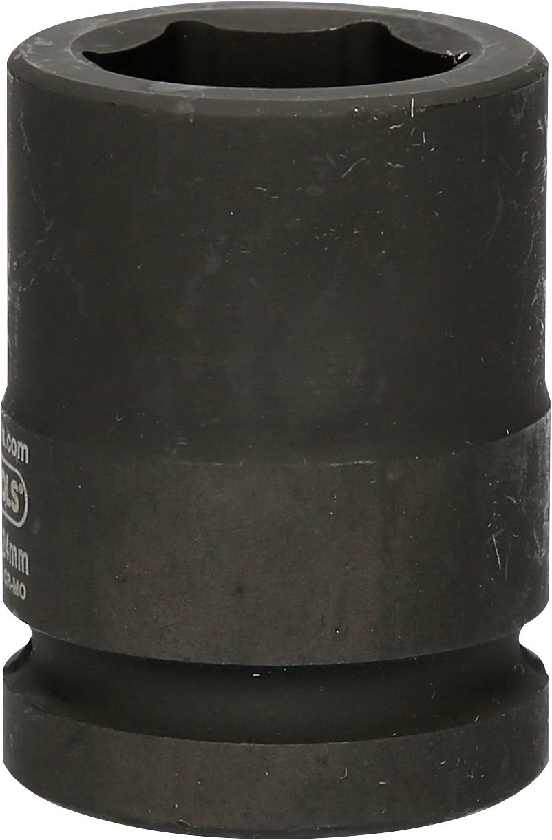Auf dem Bild ist eine schwarze Stecknuss aus Metall zu sehen. Sie hat eine sechseckige Öffnung und ist zylinderförmig.