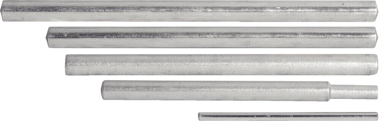 Fünf silberne Metallstangen unterschiedlicher Länge nebeneinander auf weißem Hintergrund.