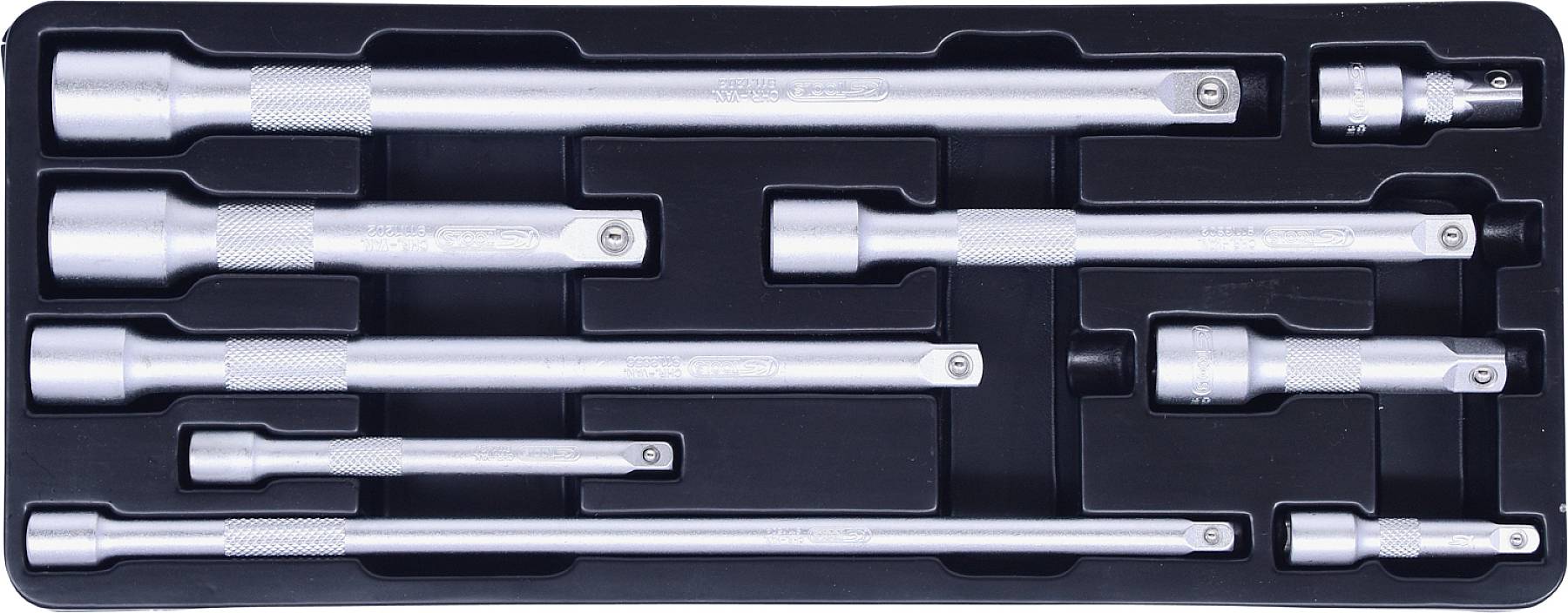 Ein Set aus mehreren silbernen Verlängerungsstäben und Adaptern in einer schwarzen Halterung, für Werkzeuge wie Steckschlüssel.