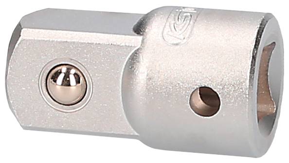 Ein silberner Adapter mit sechseckiger Form und kugelförmigem Verbindungselement.