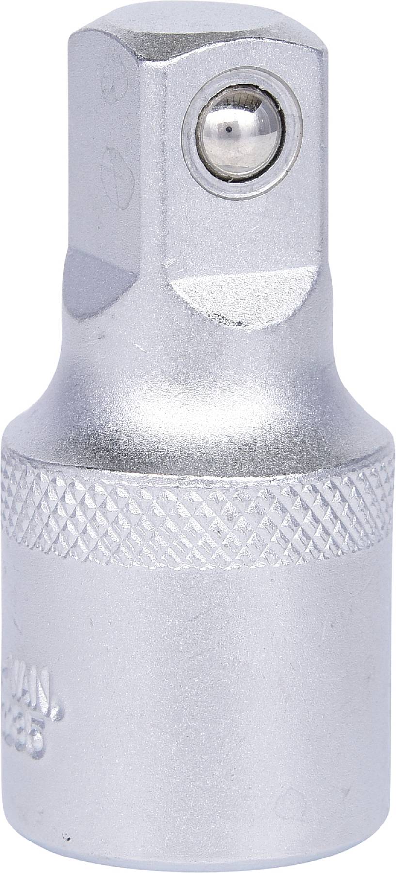 Ein silberner Steckschlüssel-Adapter mit einem quadratischen Ende und einer Kugel zur Sicherung von Werkzeugen. Ideal für gängige Steckdosensätze.
