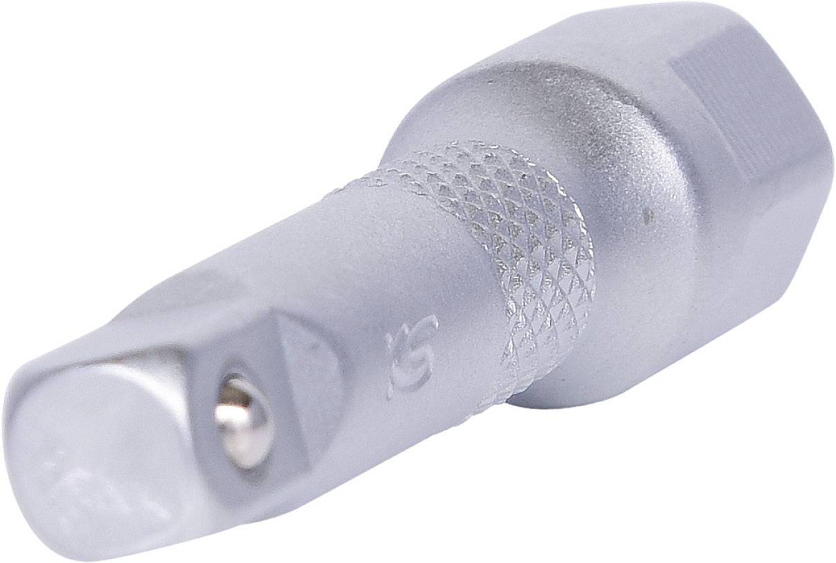 Ein silberner Stecknussadapter mit geriffeltem Griff, geeignet zum Verbinden verschiedener Werkzeuge, liegt auf hellem Hintergrund.