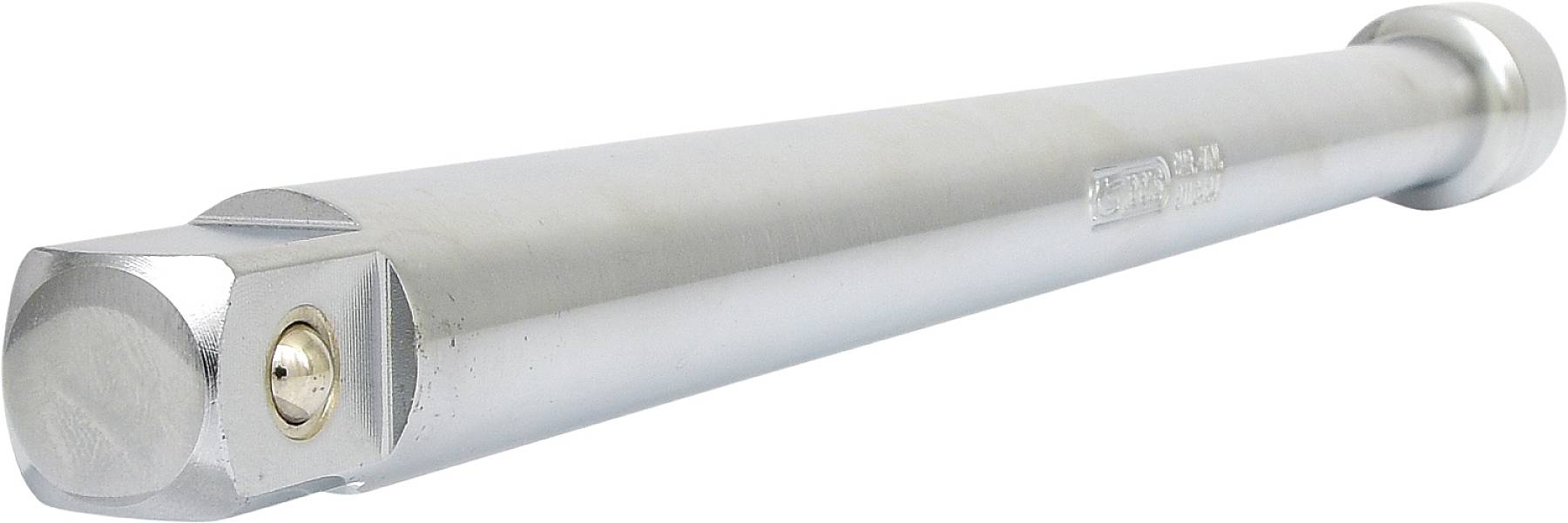 Ein silberner Metallstab, der als Drehmeißel hält.