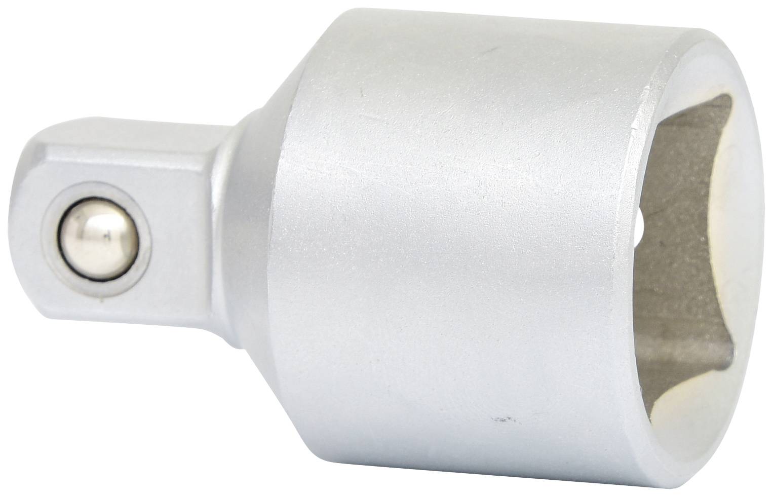 Ein silberner Adapter für Werkzeuge, mit einer quadratischen Öffnung auf der einen Seite und einem Steckmechanismus auf der anderen.