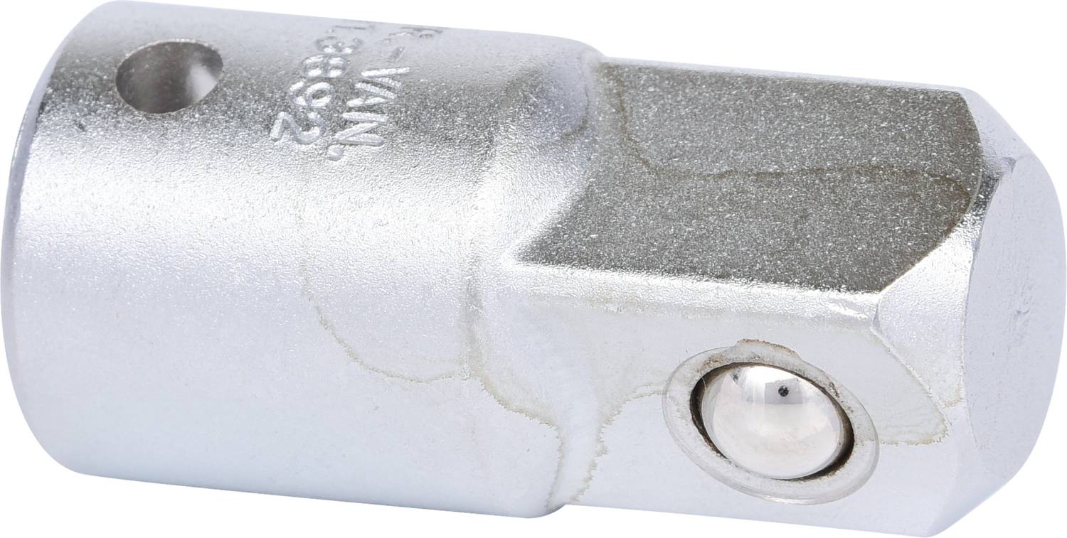 Silberner, zylindrischer Stecknussadapter mit Sechskantkopf und Kugelverschluss, verwendet zum Verbinden von Stecknüssen und Ratschen.