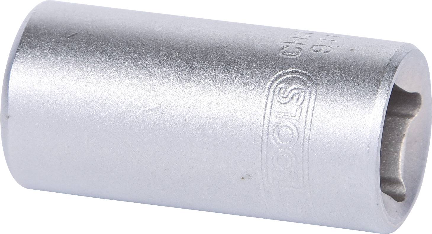Ein silberner Steckschlüsselaufsatz für eine Ratsche, zylindrisch, mit sechskantiger Öffnung, geeignet für Schraubarbeiten.