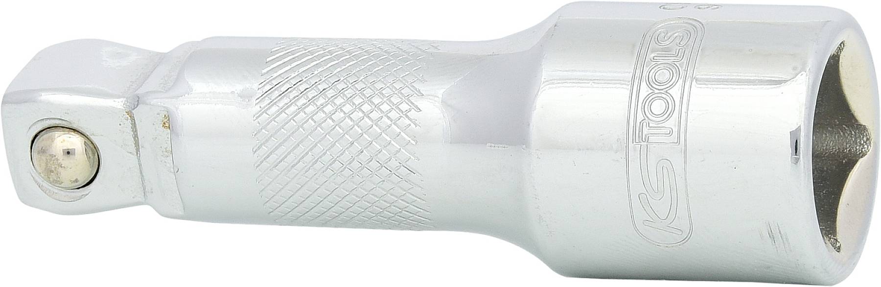 Ein silberner Steckschlüsseladapter mit gerändeltem Griff und einem Kugelgelenk. Ideal für die Verbindung zwischen Werkzeugen.