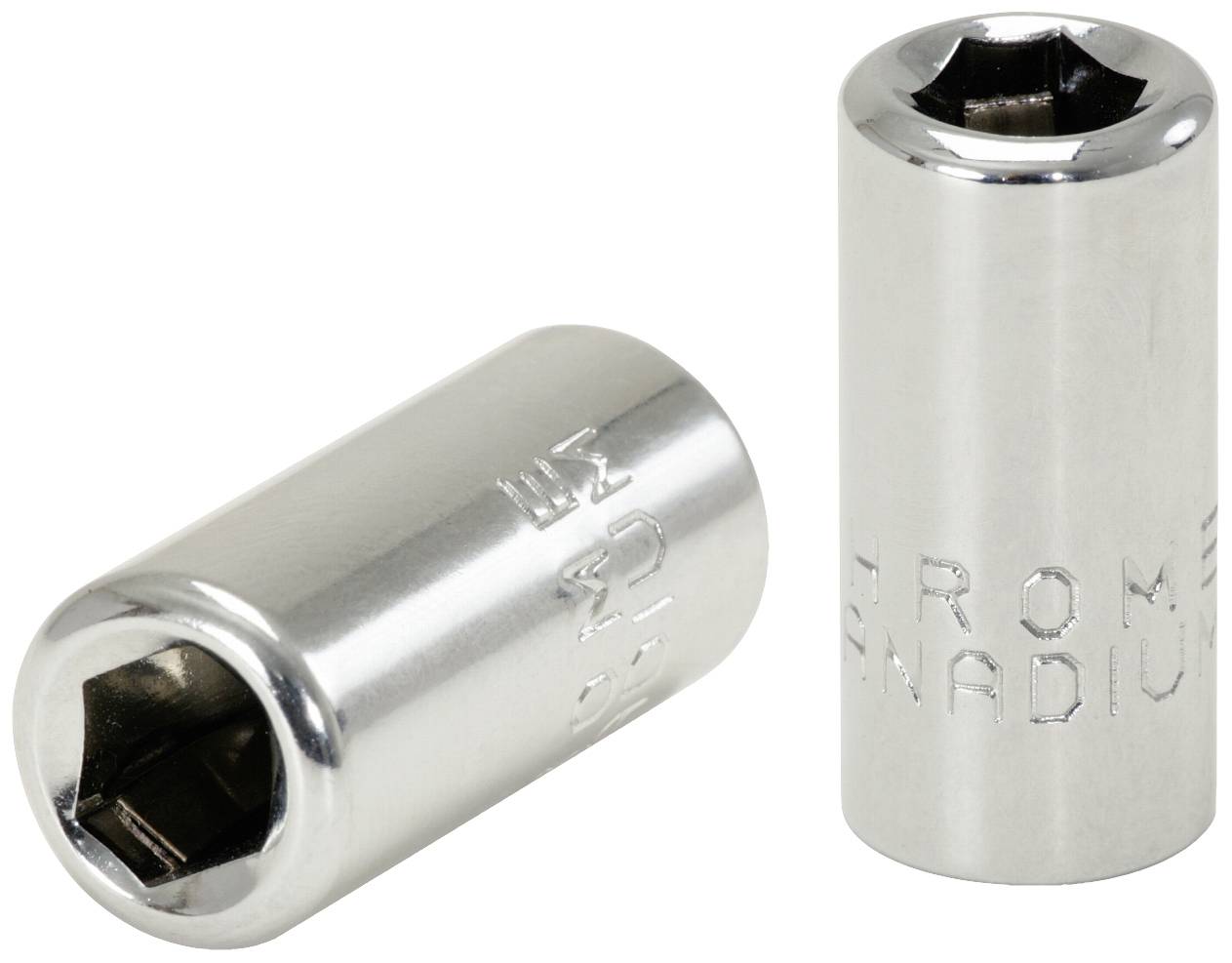 Zwei glänzende Sechskant-Stecknüsse aus Chrom-Vanadium-Stahl. Die linke ist leicht geneigt, während die rechte aufrecht steht.