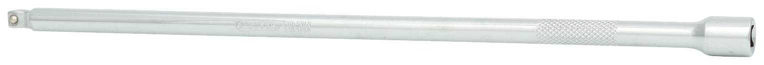 Silberner, länglicher Metallstift mit geriffelter Oberfläche, möglicherweise ein Werkzeug, vor weißem Hintergrund.