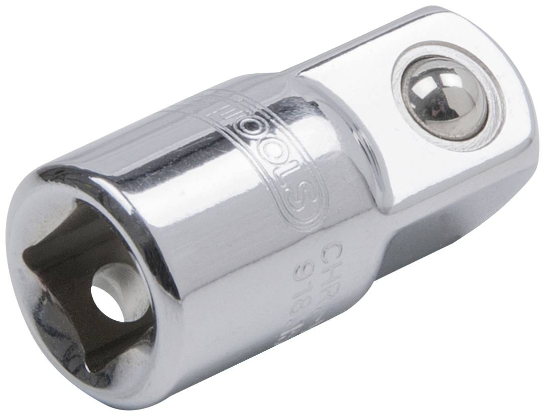 Metallischer Steckschlüsseladapter mit glänzender Oberfläche und einem Kugelmechanismus an einem Ende; geeignet für Werkzeuge.