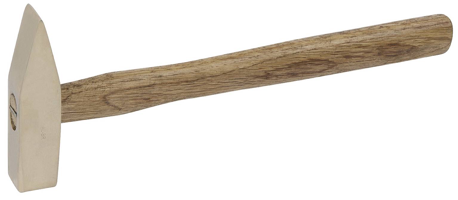 Holzhammer mit langem Griff und metallischem Kopf, auf weißem Hintergrund.