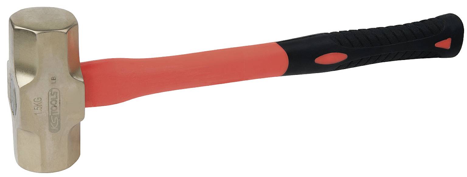 Ein Hammer mit rotem Griff und metallischem Kopf, vor weißem Hintergrund.