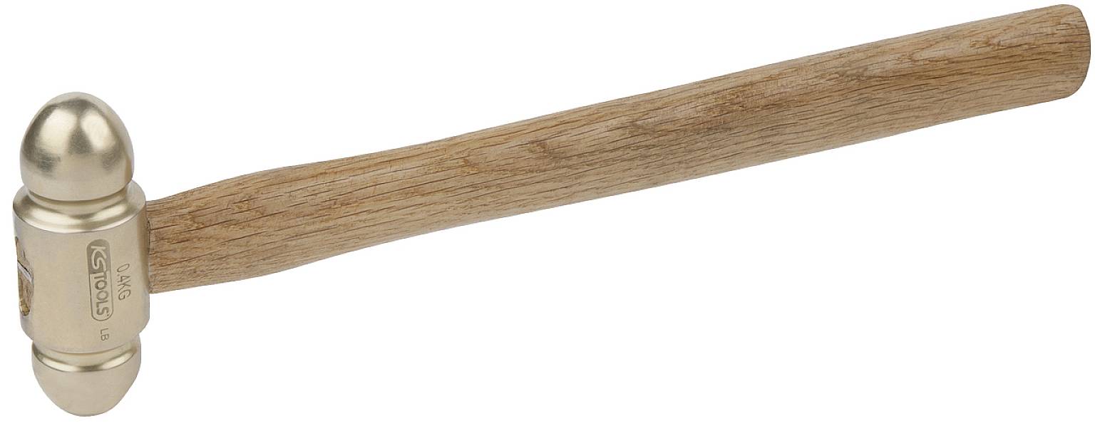 Ein Hammer mit einem langen hölzernen Griff und einem metallenen Kopf, typisches Werkzeug zum Handwerken oder für Bauarbeiten.