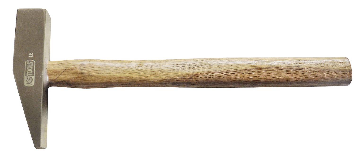 Ein Hammer mit Holzgriff und metallischem Kopf liegt auf einer Seite. Der Kopf hat das Logo und die Aufschrift '12g'.