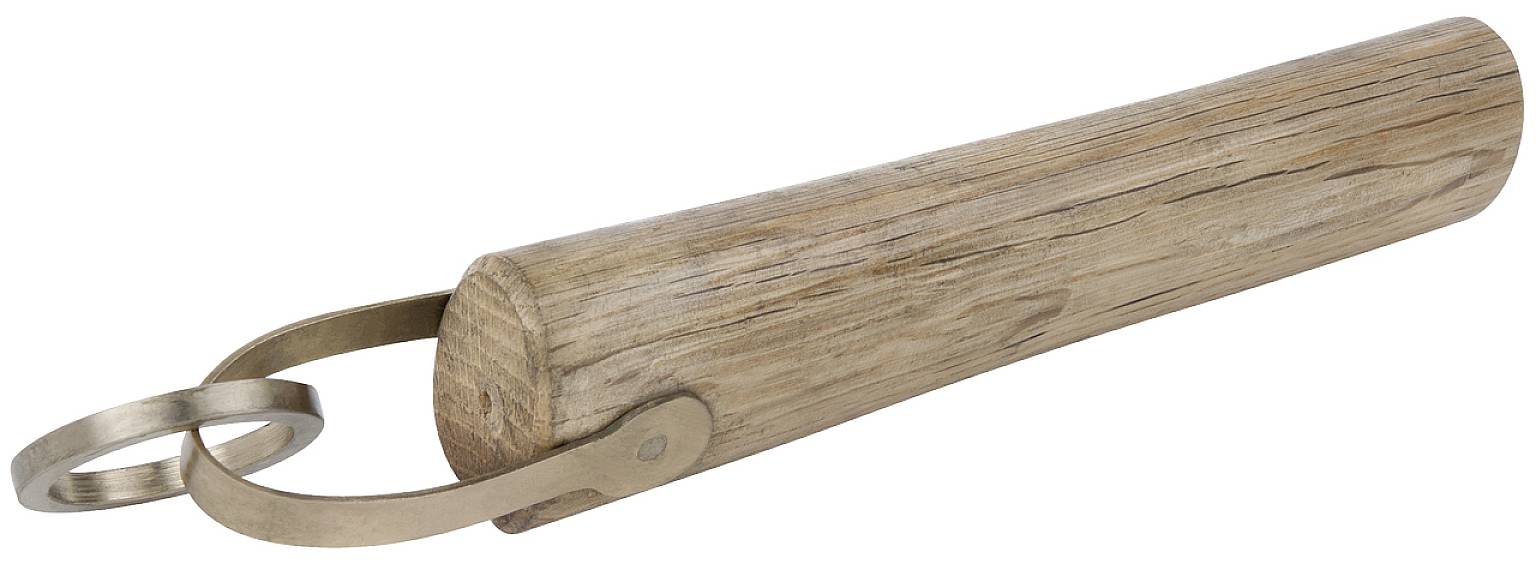 Ein hölzerner Handgriff mit zwei daran befestigten Metallringen. Möglicherweise Teil eines Werkzeugs oder Haushaltsgegenstands.