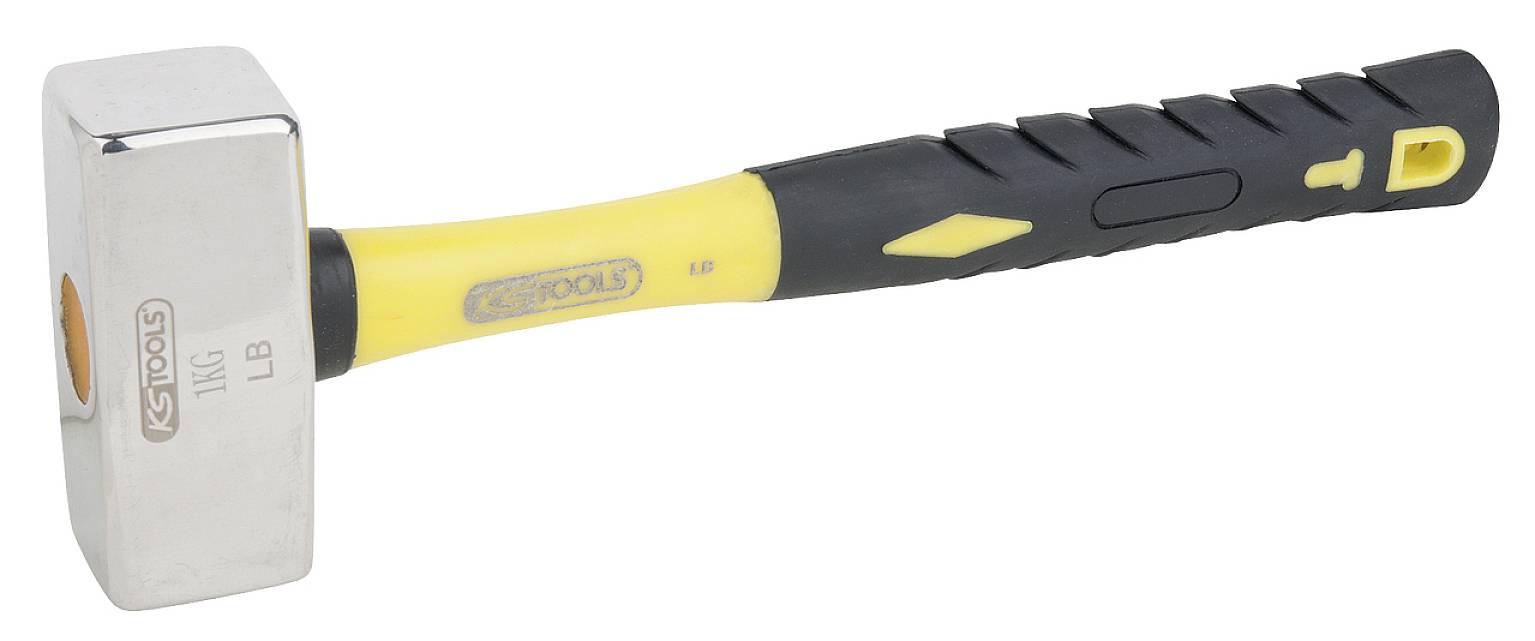 Ein Hammer mit gelbem Griff und schwarzem Gummiüberzug, geeignet für Profiwerkzeugbedarf. маркировка '1 KG' и 'LB'.