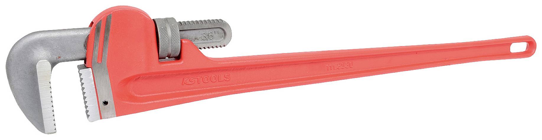 Ein großer roter Rohrschlüssel, der für Sanitärarbeiten verwendet wird, liegt auf weißem Hintergrund.