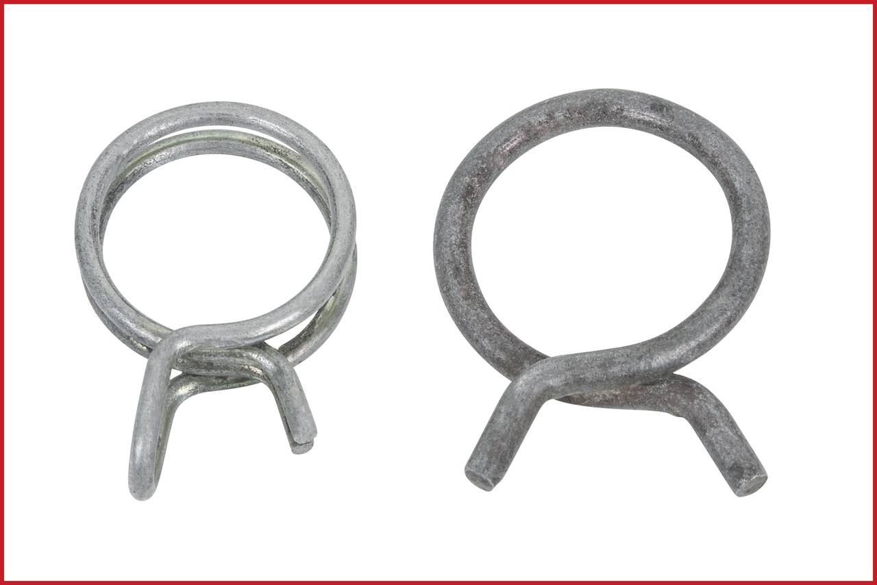 Zwei Metallklammern: links eine kleinere, helixförmige Klammer; rechts eine größere, einfache Kreisform. Beide vor weißem Hintergrund.