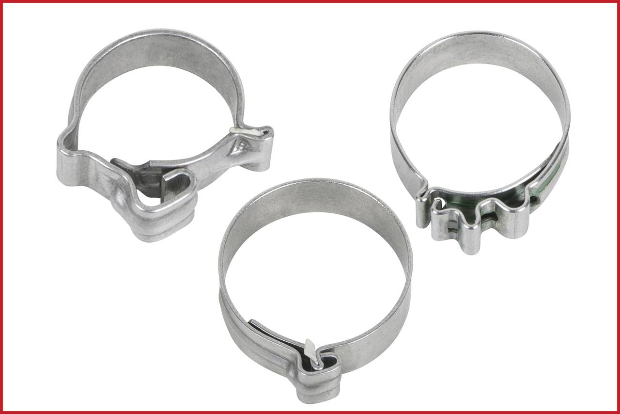 Drei silberne Schlauchschellen aus Metall auf weißem Hintergrund. Die Klemmen sind unterschiedlich geformt und geöffnet.