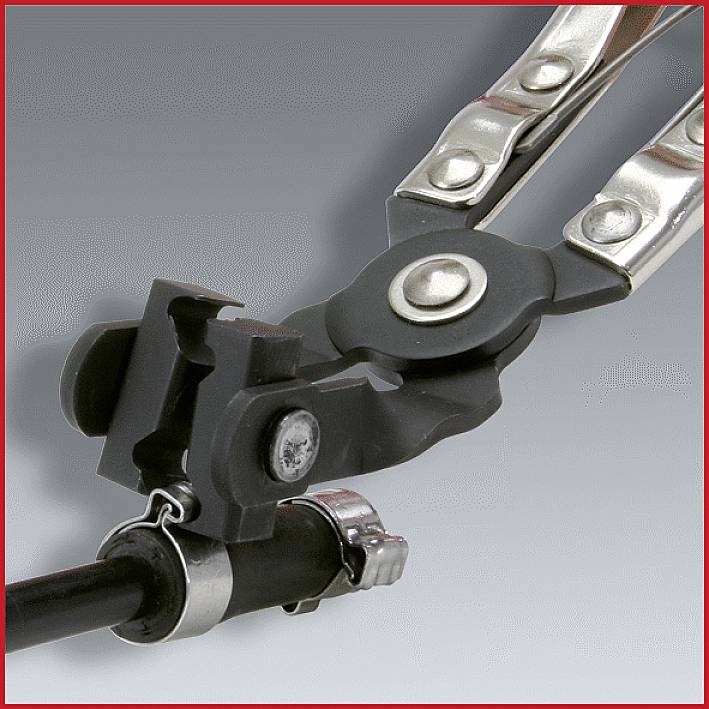 Nahaufnahme eines Metallbeschlages, bestehend aus zwei sich kreuzenden Metallstreben mit Schraubverbindungen und einem schwarzen Scharnier.