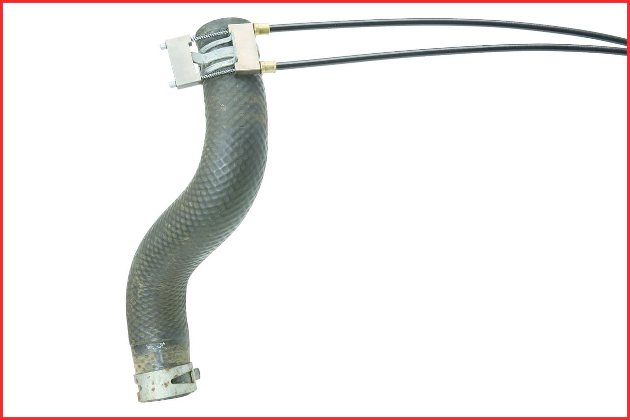 Ein gebogenes Metallrohr mit zwei angeschlossenen Kabeln, die oben befestigt sind. Es scheint Teil eines technischen Geräts zu sein.