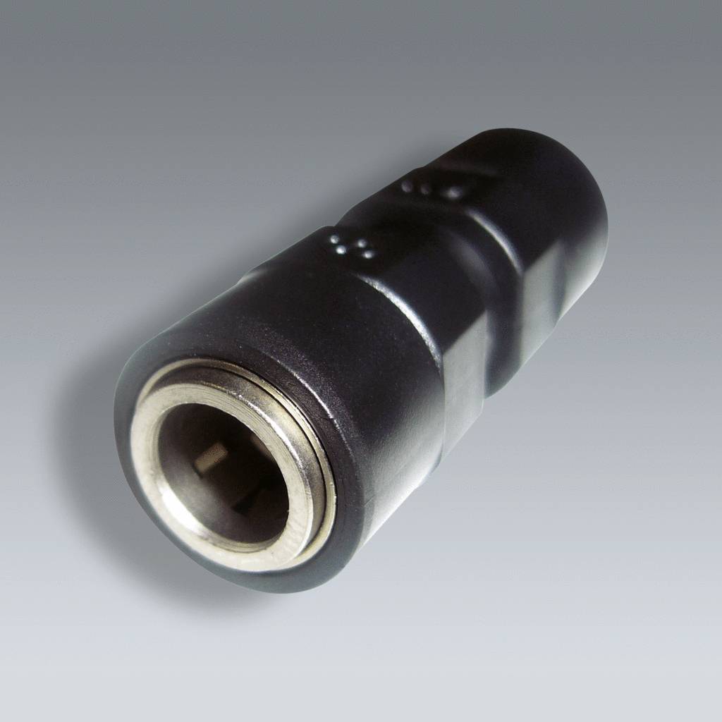 Ein schwarzer zylindrischer Adapter mit einem metallischen Anschlussring, auf grauem Hintergrund. Verwendet für Elektronikverbindungen.