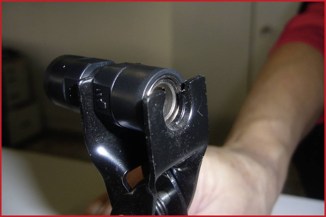 Nahaufnahme einer Person, die ein Handwerkzeug hält. Das Werkzeug scheint einen runden Einsatz oder Adapter zu haben.