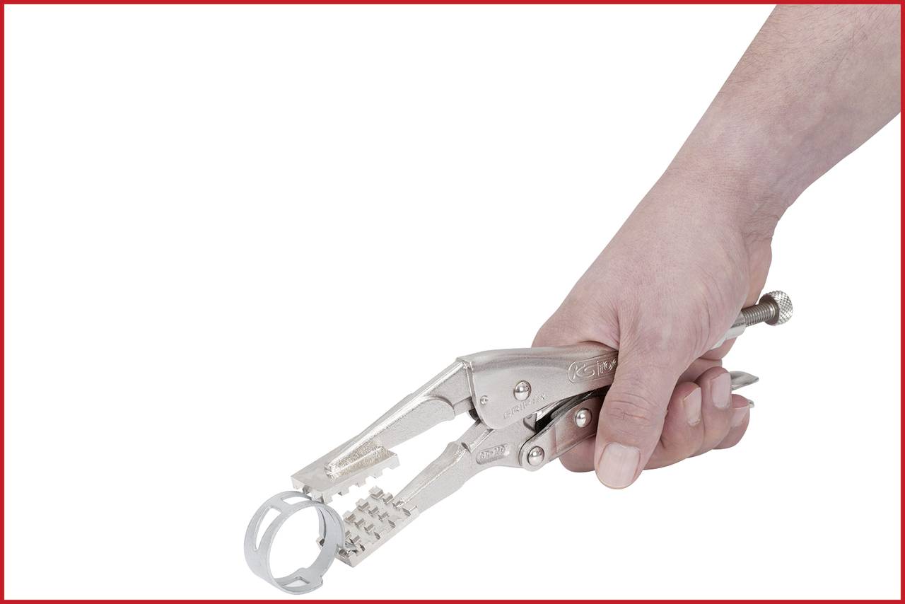 Eine Hand hält eine verstellbare Zange, die ein rundes Objekt greift. Die Zange ist aus Metall und glänzt leicht.