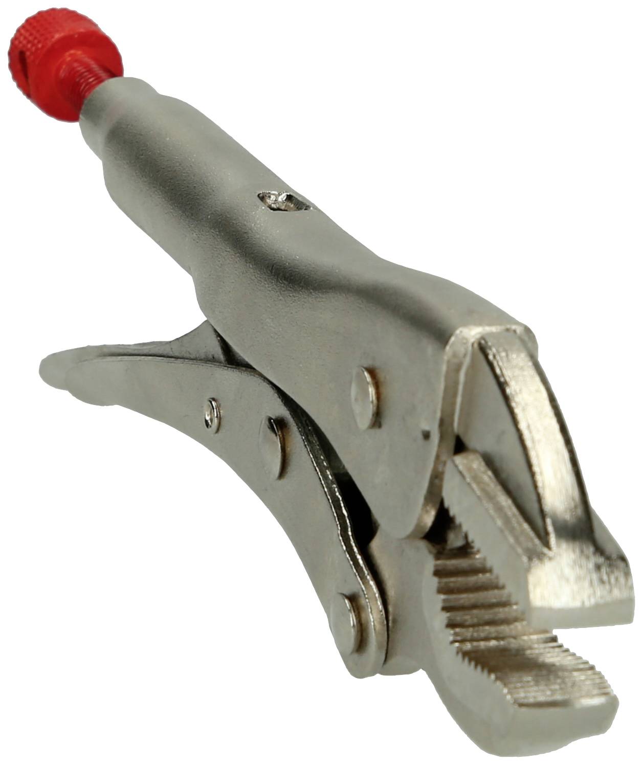 Metallische Arretierzange mit gezackten Backen und rotem Griff. Sie wird zum festen Halten von Objekten in handwerklichen Arbeiten verwendet.